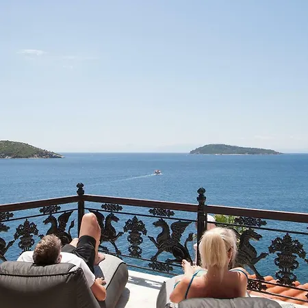 Chrysoula's Guest house 3*